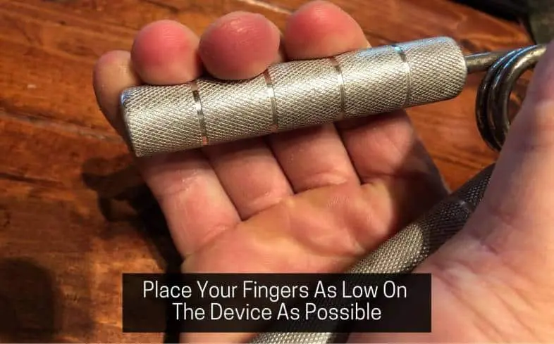 3- انگشتان خود را تا حد امکان در پایین دستگاه قرار دهید