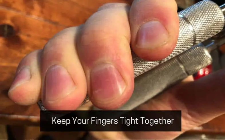 انگشتان خود را به هم سفت نگه دارید
